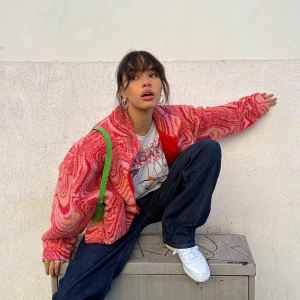 Oversized Motel Rocks jacka - Bestämt mig för att sälja denna sjuuukt populära, helt slutsålda Nereo Ripple Pink jackan från Motel Rocks!! Skriker 70s mode. Perfekt både på hösten och vintern. Den är i nyskick och endast använd vid några få tillfällen. Kommer ej sälja under 900 kr. ❤️