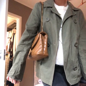 Grön jacka - Säljer min älskade gröna jacka som är så skön och snygg. Passar allt mellan xs-m. Kan mötas i Stockholm💕💕