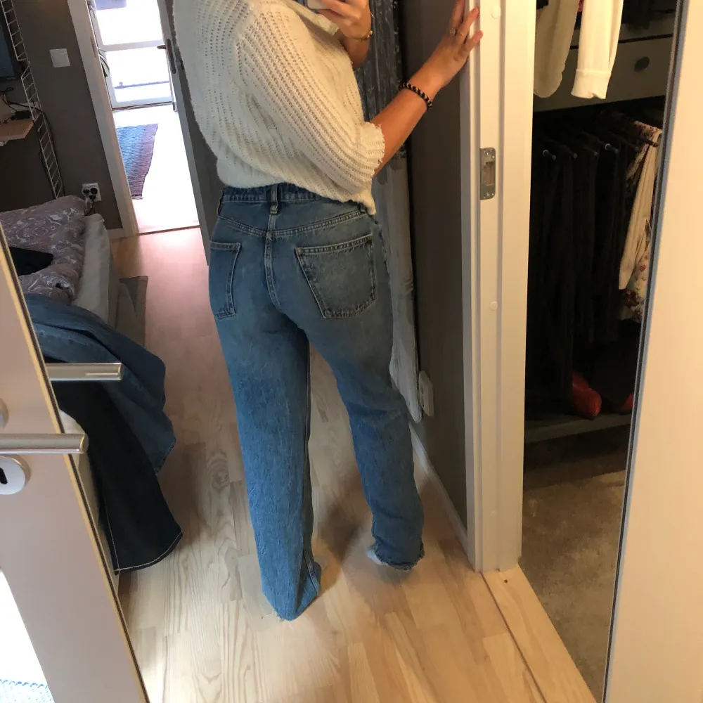 Så fina eftertraktade lågmidjade jeans från Zara i storlek 40! Kan mötas i Stockholm 💕. Jeans & Byxor.