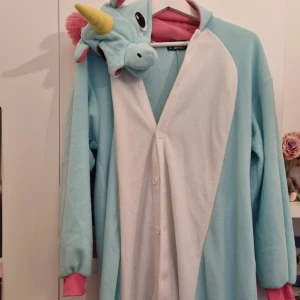 Unicorn onepiece - Säljer en unicorn onepiece i storlek onesize🦄💗 Väldigt bra skick!  ❗️Köp inte direkt, jag tar swish❗️