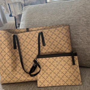 Malene Birger - By Malene Birger väska, finns fläckar i stora väskan samt en liten i lilla. Annars inget slitage eller trasig på något sätt. 