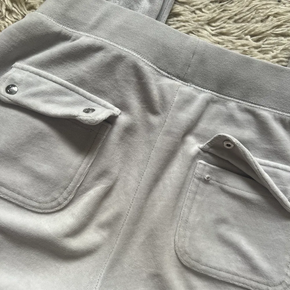 Superfina juicy couture byxor i storlek M. defekter bild 3 (två knappar funkar nt men vilket inte syns eller märks). Säljes då för stora. . Jeans & Byxor.