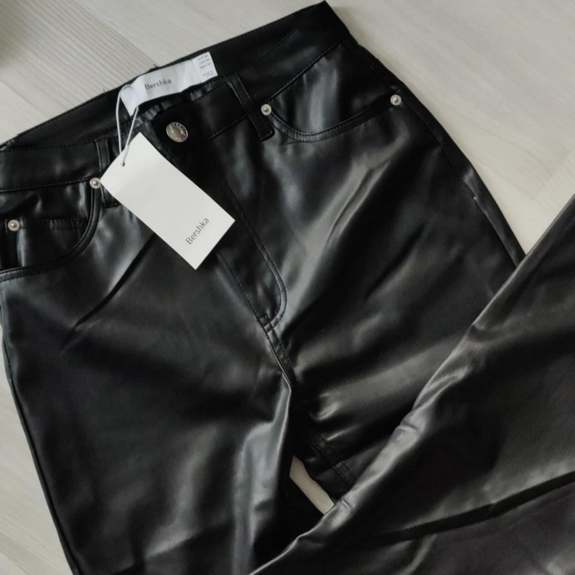 Bershka petite-utsvängda läderimitation  - 91