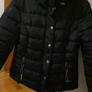 Vinterjacka  - Storlek S. Oanvänd 