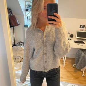 Kofta & Other Stories  - Kofta från & Other Stories i ull och alpacka  Superfin att ha både knäppt och öppen 🥰