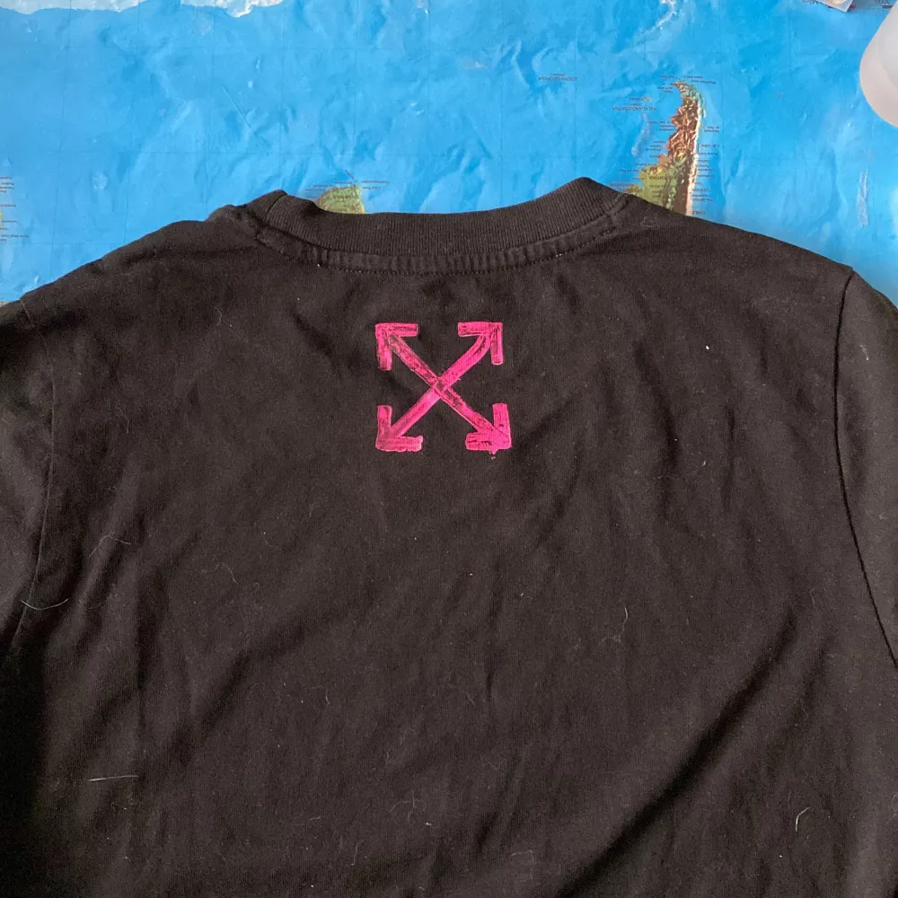 Off-White pink arrows t-shirt. Helt oanvänd med hang tag kvar. Storlek XXS, men stor i storleken och passar mig som en större S. Priset kan diskuteras då jag inte vet om den är äkta.. T-shirts.
