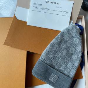 Louis Vuitton Petit Damier NM i grå. Condition 8/10, sparsamt använd. Lådan inklusive kvitto följer med vid köpet.  Nypriset ligger på 3000 hos Louis Vuitton, men varan har utgått och går ej att få tag på i butik längre. 