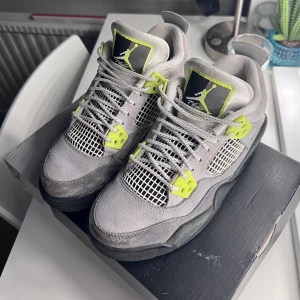 Jordan 4 - Säljer ett par Jordan 4 Retro då jag har ett par likadana som passar mig bättre. Dom är sparsamt använda och i väldigt bra skick. Skobox medföljer. Äkta såklart! Fri frakt! 💚