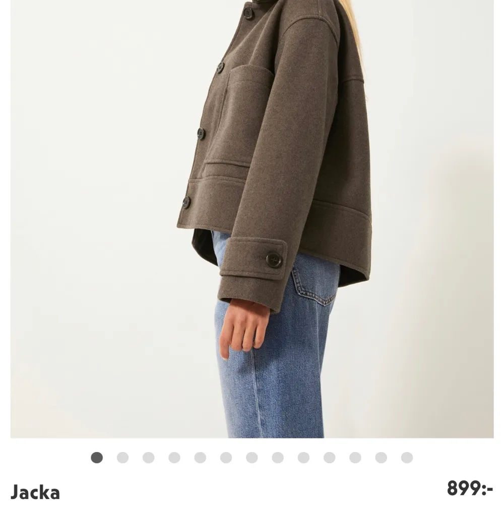 Funderar på att släka denna jacka i storlek M, köpt på kappahl för 899kr, oanvänd. Väldigt populär och slutsåld i både butik och på nätet.. Jackor.