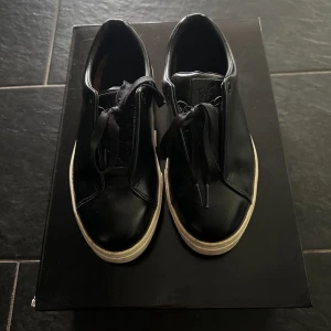  Eytys Doja Leather (unisex)   - Säljer mina Eytys i läder. Dessa är i ett bra skick och endast använda ett fåtal gånger.  Då skorna är lite större i storleken, skulle jag säga att de passar både 36/37.  Skicka meddelande vid intresse! 🤎