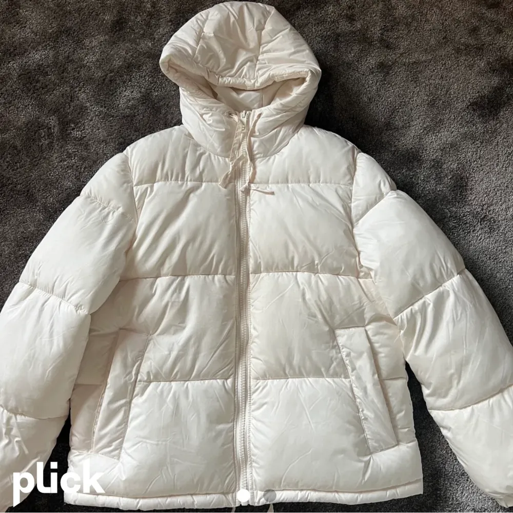 Säljer denna snygga vita jackan från Hm. Den är i bra skick och använd endast en vinter. Säljer den då jag köpt en annan jacka jag vill ha. . Jackor.