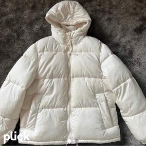 Säljer denna snygga vita jackan från Hm. Den är i bra skick och använd endast en vinter. Säljer den då jag köpt en annan jacka jag vill ha. 