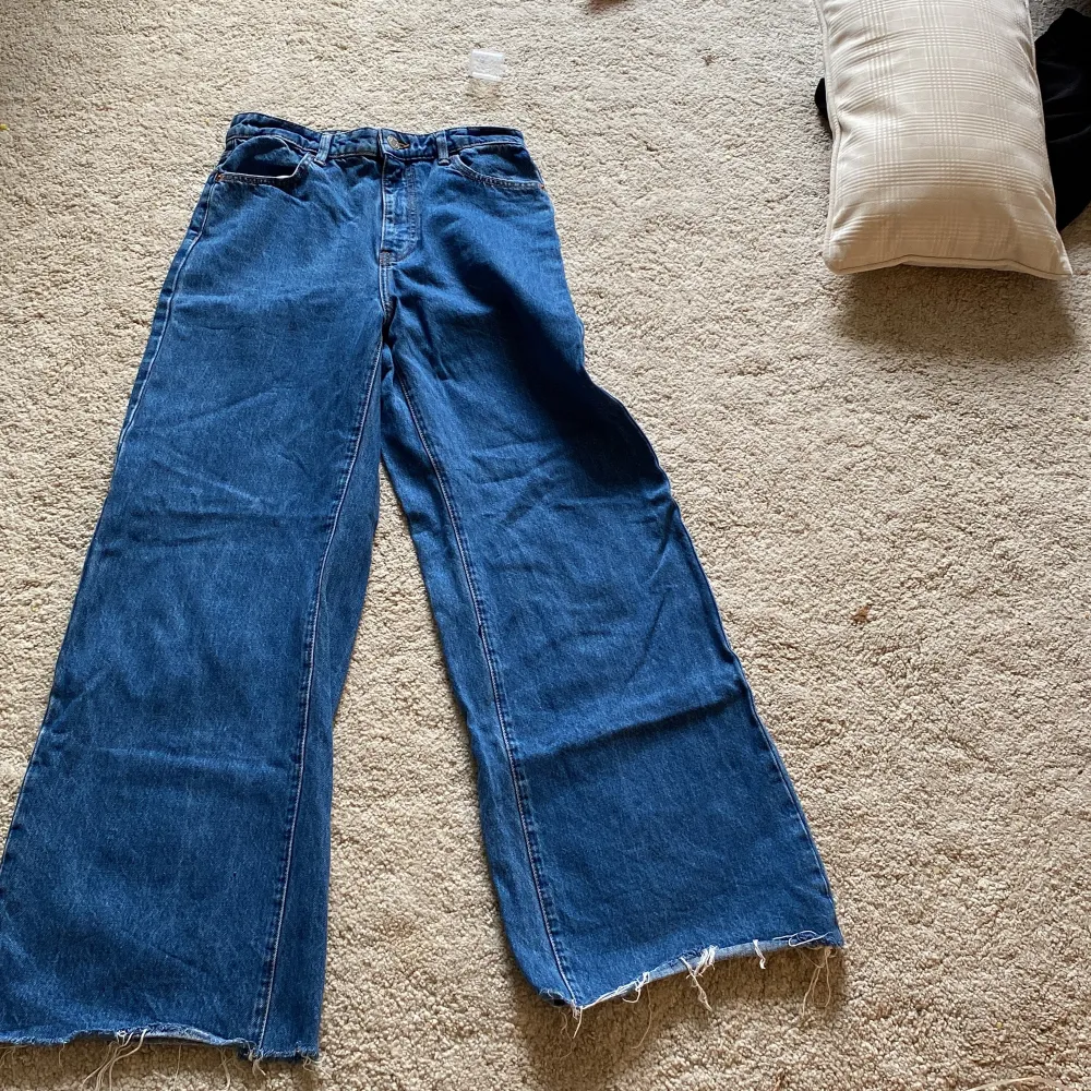 Ett par utsvänga jeans på storlek 38 (blåa) . Jeans & Byxor.