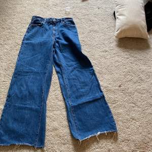Ett par utsvänga jeans på storlek 38 (blåa) 
