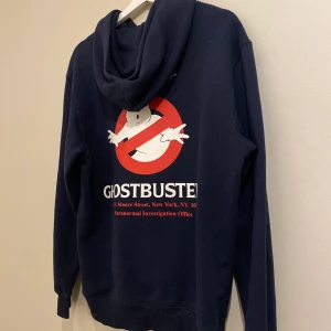 Hoodie ghostbusters - Hoodie i nyskick med tryck. Storlek S. Mörkblå🌸 Köpt för 400