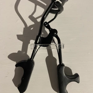 ögonfransböjare - Säljes i bra skick, funkar inte jättebra på mina korta fransar men rätt teknik så går det. Köptes för några månader sedan och fungerar bra! Nypris ca 99kr 