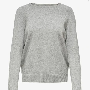 grå stickad tröja  - Säljer denna gråa stickade tröjan i storlek xs från only. Köpt i juni och använd två gånger, har inte en ända noppra, superfint skick. Köpt för 250kr så säljer för 120kr +frakt. Kan ge fler bilder på den, skicka privat isåfall 😁 💕