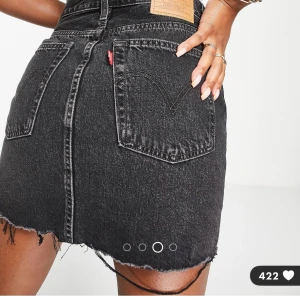 Levi’s Jeanskjol - Säljer snyggaste jeanskjolen från levi’s i storlek 28 (m?)!!! I bra skick och endast använd 2 gånger. Köpt på jeansbolaget för 2 år sedan. Ber om ursäkt för mina hemska bilder, de för verkligen inte kjolen rättvisa 😭😭💔💔 skriv privat för fler bilder!!