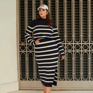 Adoore klänning  - Säjer min stickade adoore klänning. Använd 1 gång. Mycket bra kvalitet. Nypris 1600kr. Passar både större och mindre storlekar tex S och L då det är resår i midjan