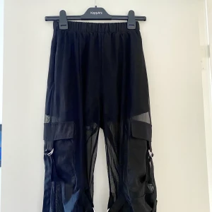 Cargobyxa i mesh - Cargobyxa i mesh med raka ben och underbyxa, storlek XS.