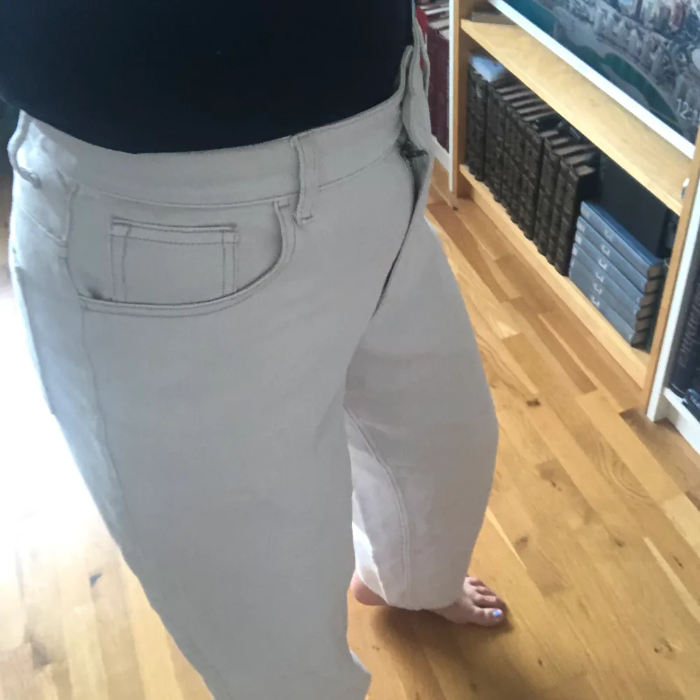 Knappt använda mom jeans med lös passform i storlek 38.   Säljes exkl. fraktkostnad. Upphämtning vid Skanstull, Stockholm möjligt. . Jeans & Byxor.