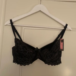 Bh Hunkemöller - Helt oanvänd BH från hunkemöller. Storlek 70E. Köparen står för frakten.