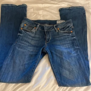 Crocker jeans - Jag säljer mina fina crocker jeans. Lågmidjade med bootcut! Fin mörkblå färg som passar bra nu till hösten❤️‍🔥Använda men i väldigt bra skick! Storlek 27/32! 