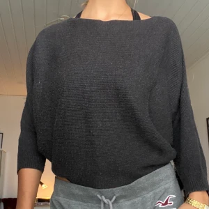 Zara - Stickad tröja i bra skick! Knappt använd. Från Zara. Lite croppad och lätt oversized. Viskos och Nylon 