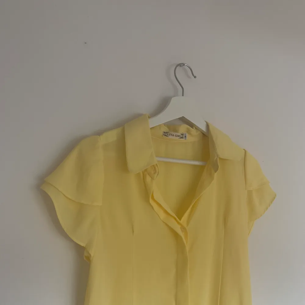 Så fin gul blus, köpt på second hand💙 köparen står för frakt!. Blusar.