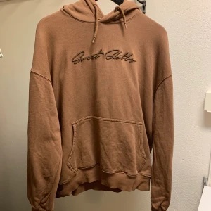 Sweet skate hoodie  - Snygg brun sweet skate hoodie i fint skick inga flaws, köpt från junkjard. 