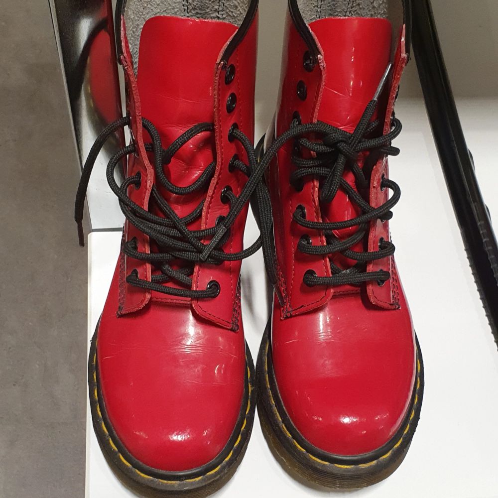 Säljer en par Dr marten unisex boots som passar till allt och passar 36_ 38.l mycket bra skick .Finns fler bilder och modellen är slut såld och passar till alla årstider. . Skor.