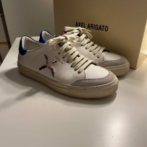Axel arigato skor  - Axel arigato skor bra skick använda 4-5. Gånger modell clean 90 birds storlek 38
