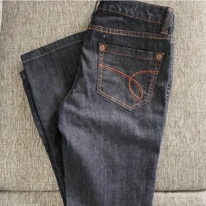 Jeans  - Dina jeans som jag aldrig använt , jag är 165cm och de nuddar marken på mig 💓 skriv privat för mått!