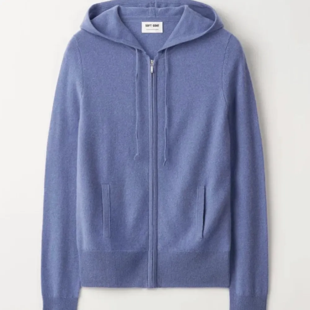 Hej! Detta är en intressekoll på min soft goat hoodie i 100% cashmere 💞! Den är i en fin färg kallad blueberry, varken denna färg eller modell går att köpa längre 💞nypris: 2295sek. Även uppe för byten.. Tröjor & Koftor.