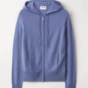 Hej! Detta är en intressekoll på min soft goat hoodie i 100% cashmere 💞! Den är i en fin färg kallad blueberry, varken denna färg eller modell går att köpa längre 💞nypris: 2295sek. Även uppe för byten.