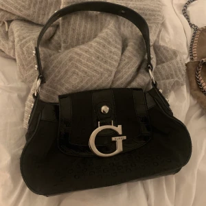 Guess väska  - Så fin guess väska som jag aldrig sett inann! Super rymlig för sin storlek och i extremt fint skick! 