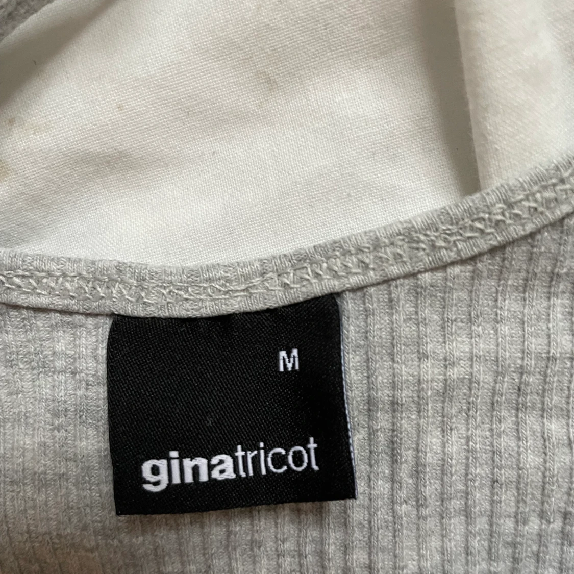 Gina tricot grått linne croppat  - 91