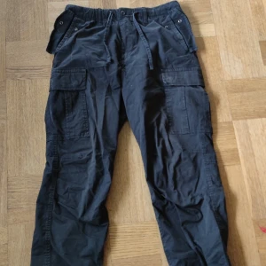 Svarta cargo byxor M - Svart cargo byxor i storlek M, i ganska bra skick 