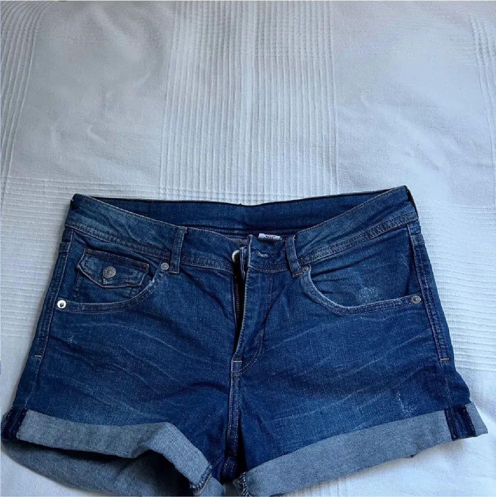 Blåa jeans med fin bakficka, säljs för de ej kommer till användning💙⚡️. Shorts.