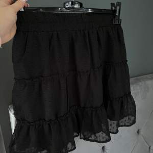 Svart volang kjol med små detaljer från new yorker i storlek M. Aldrig använda. Köparen står för frakten 