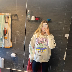 Hoodie  - Säljer en hoodie from weekday då jag inte tycker om den längre.  Stl S.  Tryck på båda ärmarna och framsidan.