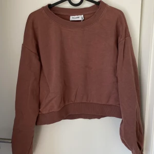 Tröja från weekday - Tröja från weekday, med liten fläck. Har inte försökt att få bort, så det går säkert! Se bild.