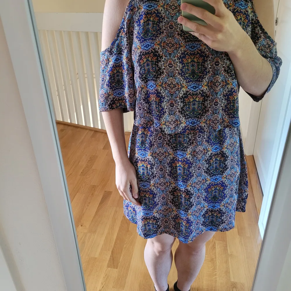 Klänning med mönster från Only storlek 36. Jag har aldrig använt då den riktigt inte är min stil!. Mekot.