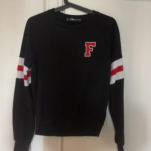 XXS - En svart fin tröja med storlek XXS men jag har själv mellan xs och S i storlek och den passar mig bra  Frakt tillkommer på priset 