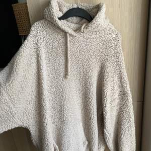 En riktigt stor oversized hoddie i teddymaterial, går att ha som klänning. Väldigt mysig men den får inte plats i min garderob längre. Köpt på Madlady för något år sedan.