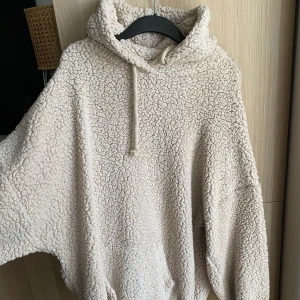 Hoddie teddy - En riktigt stor oversized hoddie i teddymaterial, går att ha som klänning. Väldigt mysig men den får inte plats i min garderob längre. Köpt på Madlady för något år sedan.