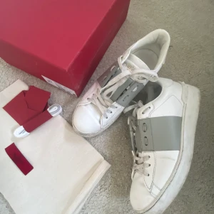 Valentino sneakers  - Säljer mina valentino sneakers då jag  knappt användt dom! Köpt förra året på NK i Stockholm i storlek 39,5. Ordinarie pris 5600kr