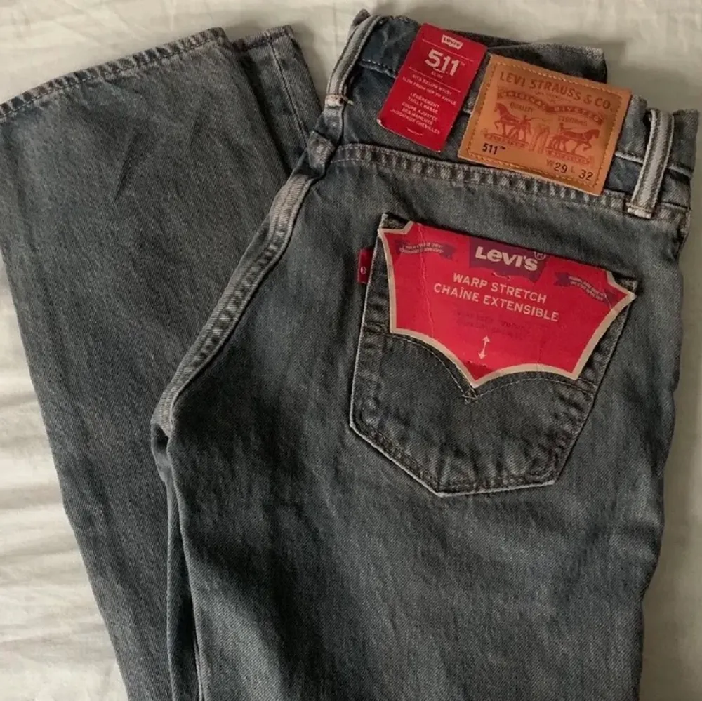 Säljer mina low waist jeans från Levis köpta här på Plick! Bilderna är lånade från tidigare ägare därför sitter inte lappen kvar💕 Vet inte storleken men skulle säga att de sitter som en 25/32, skriv för fler bilder eller mått💖köpare står för frakt. Jeans & Byxor.