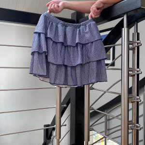 En mini volang kjol i gulligt mönster 