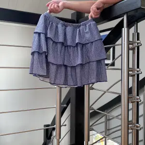 En mini volang kjol i gulligt mönster 
